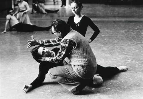 Kůra, Miroslav při práci na baletním sále s Vlastimilem Harapesem a Janou Kůrovou, 1976 (SOP)
Foto: Monika Kořínková
